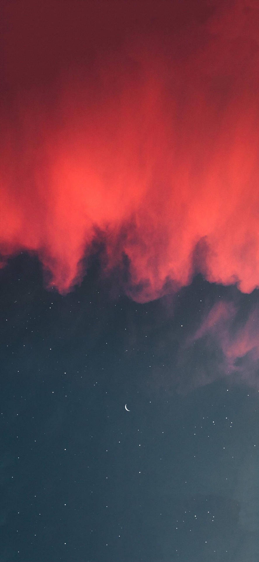 火紅色的雲彩籠罩著帶有新月的星空夜空。