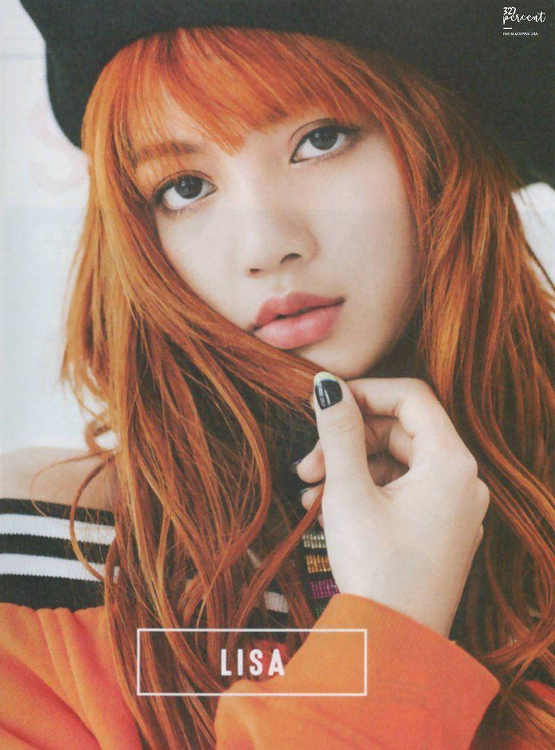 紅髮BLACKPINK LISA 壁紙 — 一位年輕女子的特寫肖像，她有著火紅的橙色頭髮和黑色帽子，輕柔地凝視著，同時觸摸自己的臉龐。
