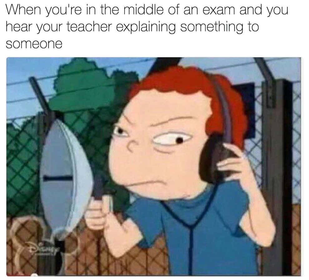 Educational Memes 桌布 壁紙 — 紅髮卡通男孩戴著耳機，手持衛星天線，怒視觀眾，表情煩躁。