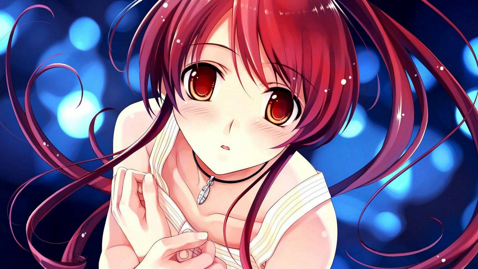 紅髮可愛動漫少女 壁紙 — 一位紅髮動漫女孩，琥珀色的眼睛在發光的藍色散景背景前溫柔地凝視。