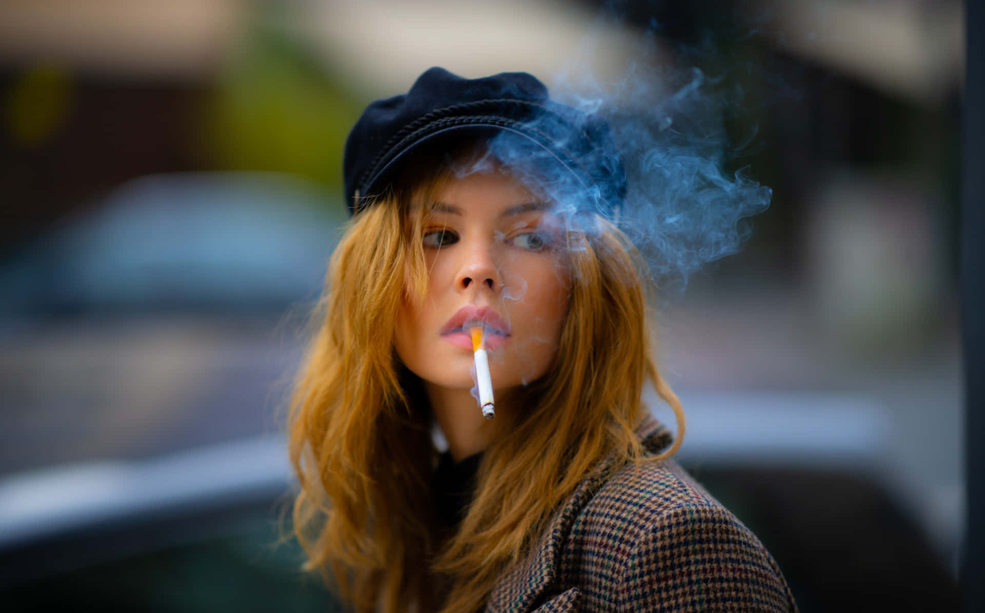 女性在城市環境中戶外吸煙，煙霧升起