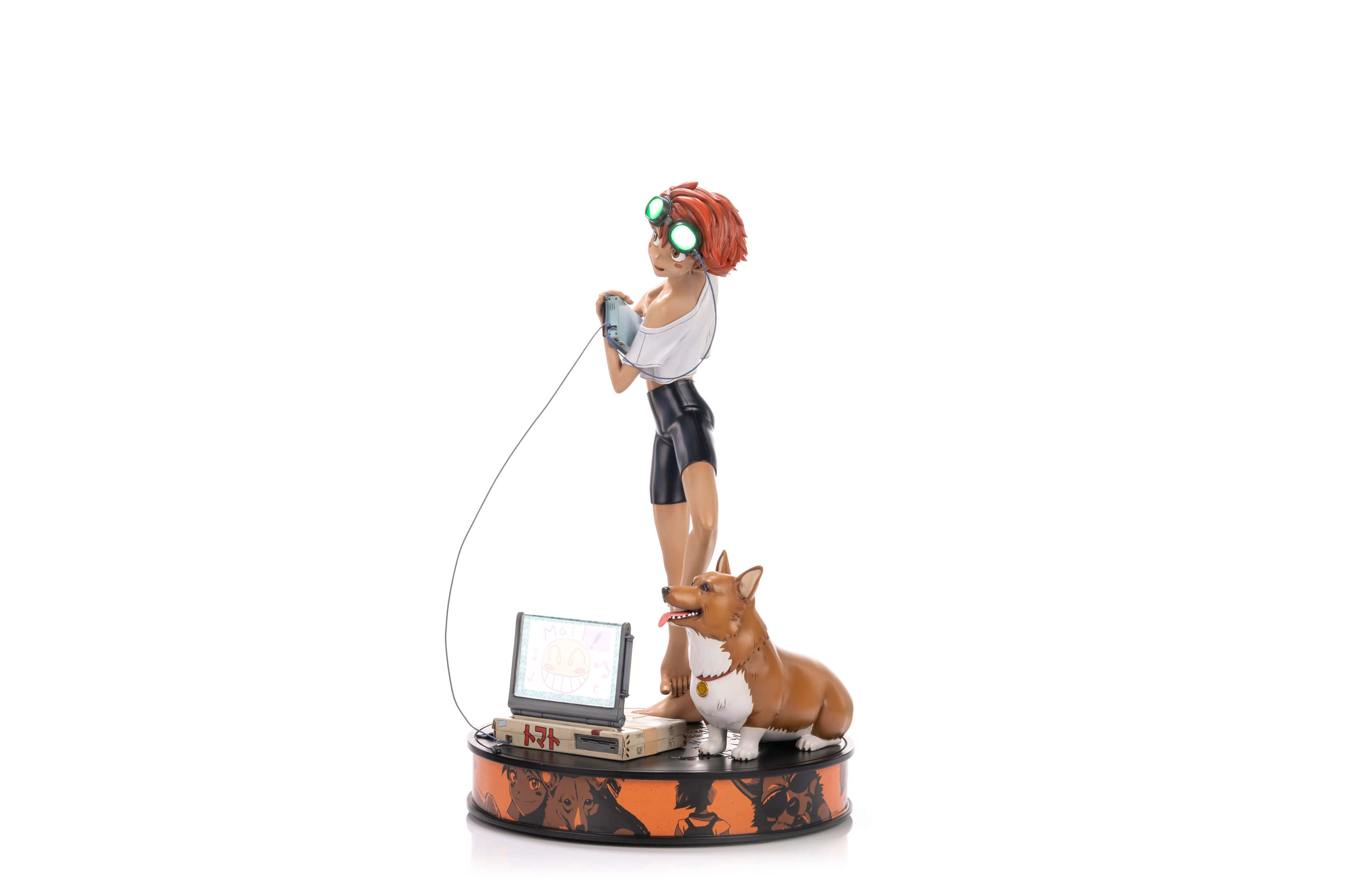 Cowboy Bebop Ein 桌布 壁紙 — 紅髮戴護目鏡的遊戲玩家動漫公仔，拿著控制器，旁邊有一隻柯基犬，站在圖案底座上，旁邊有一台舊電腦。