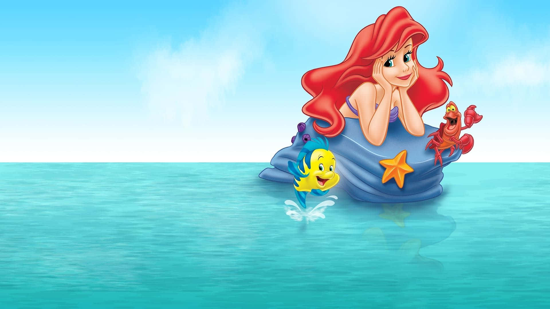 The Little Mermaid 桌布 壁紙 — 紅髮美人魚艾莉爾喺貝殼筏上同小比目魚同塞巴斯丁一齊喺藍綠色嘅海水入面放鬆，天空晴朗蔚藍。