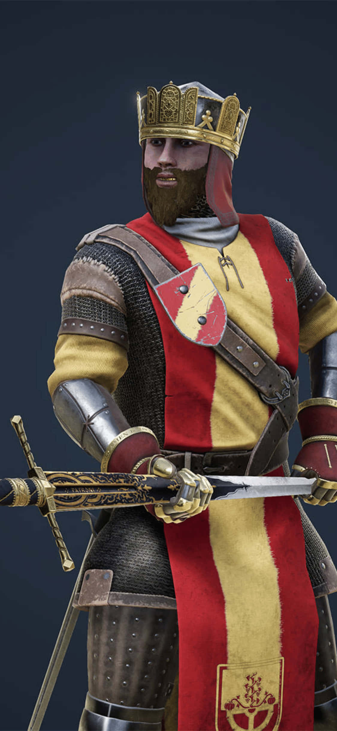 紅黃盔甲 iPhone XS Mordhau 背景 壁紙 — 一位威嚴的中世紀國王，身著華麗盔甲和皇冠，在黑暗背景下手持寶劍。