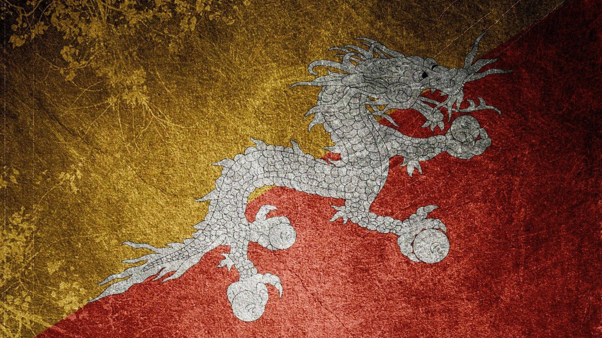 紅黃配色藝術日本龍電腦壁紙 壁紙 — 一條風格化的白色龍，帶有裂紋紋理，主導著風化的紅金旗幟背景。