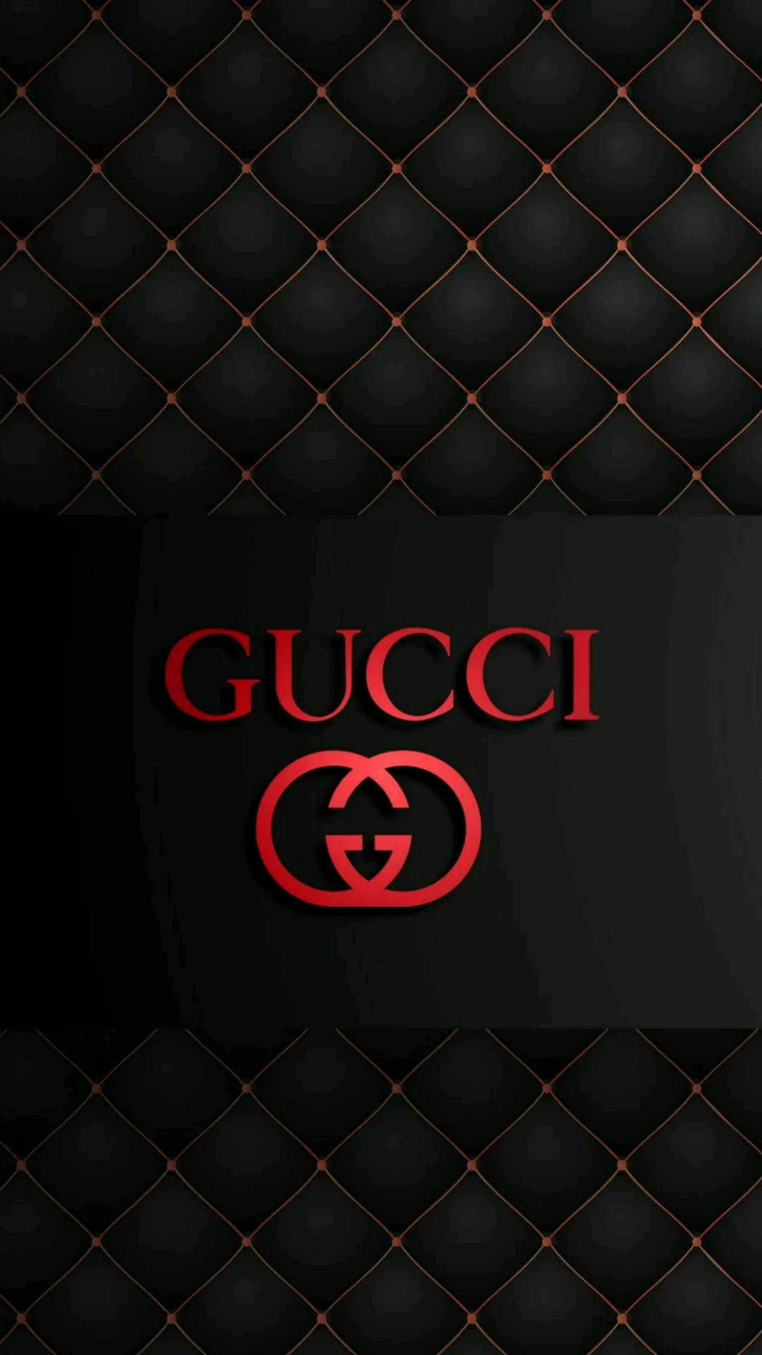 Gucci 標誌在黑色絎縫皮革背景上，帶有金色縫線。