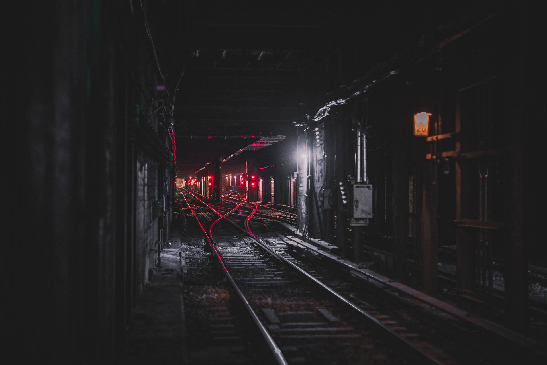 地鐵列車燈光在黑暗的地下隧道中發出紅光。