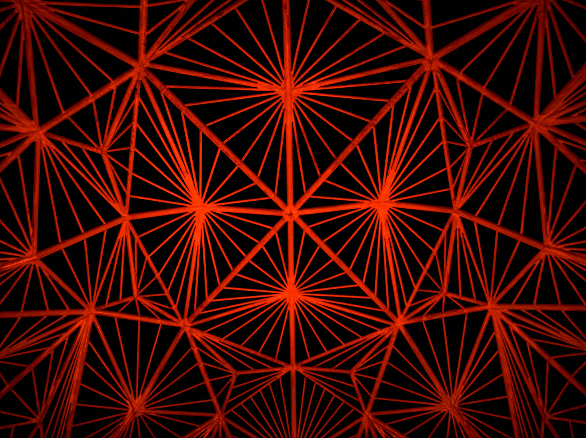 黑色背景上的抽象紅色幾何星爆圖案