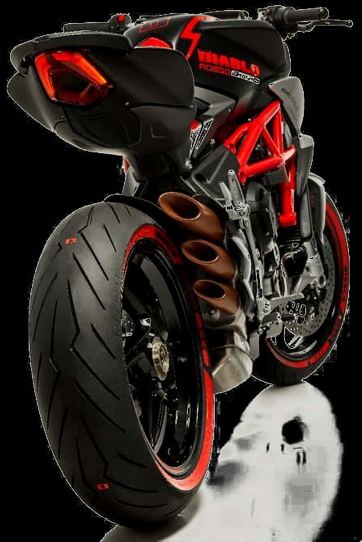 紅黑運動摩托車後視圖 壁紙 — 一輛時尚的黑色和紅色Ducati摩托車，帶有發光的尾燈和鍍鉻排氣管，站在黑色背景的反射表面上。