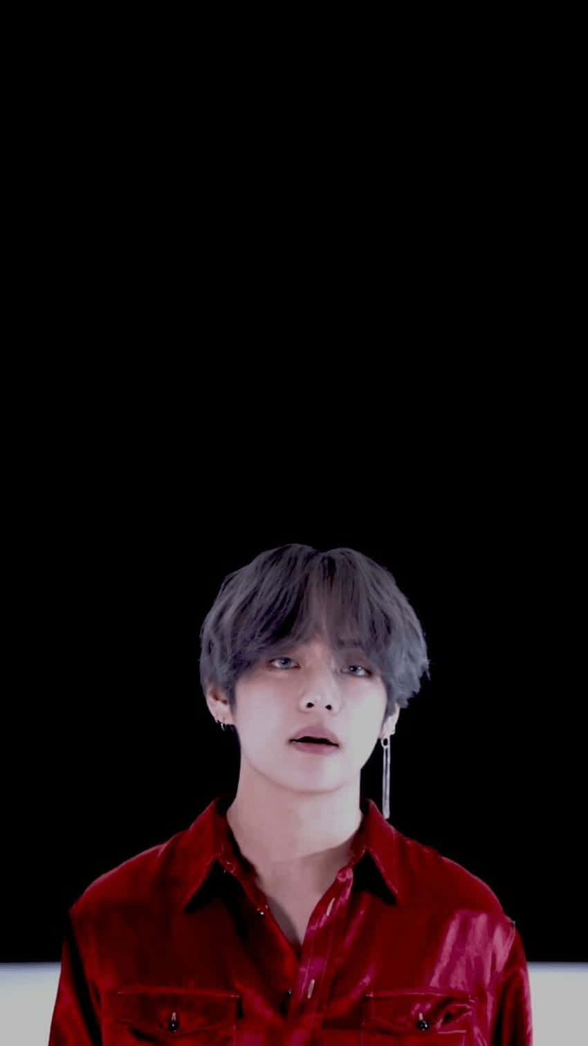 紅黑配色 V BTS 手機版 壁紙 — 一位灰髮紅衣的年輕男子在純黑背景下向上凝視。