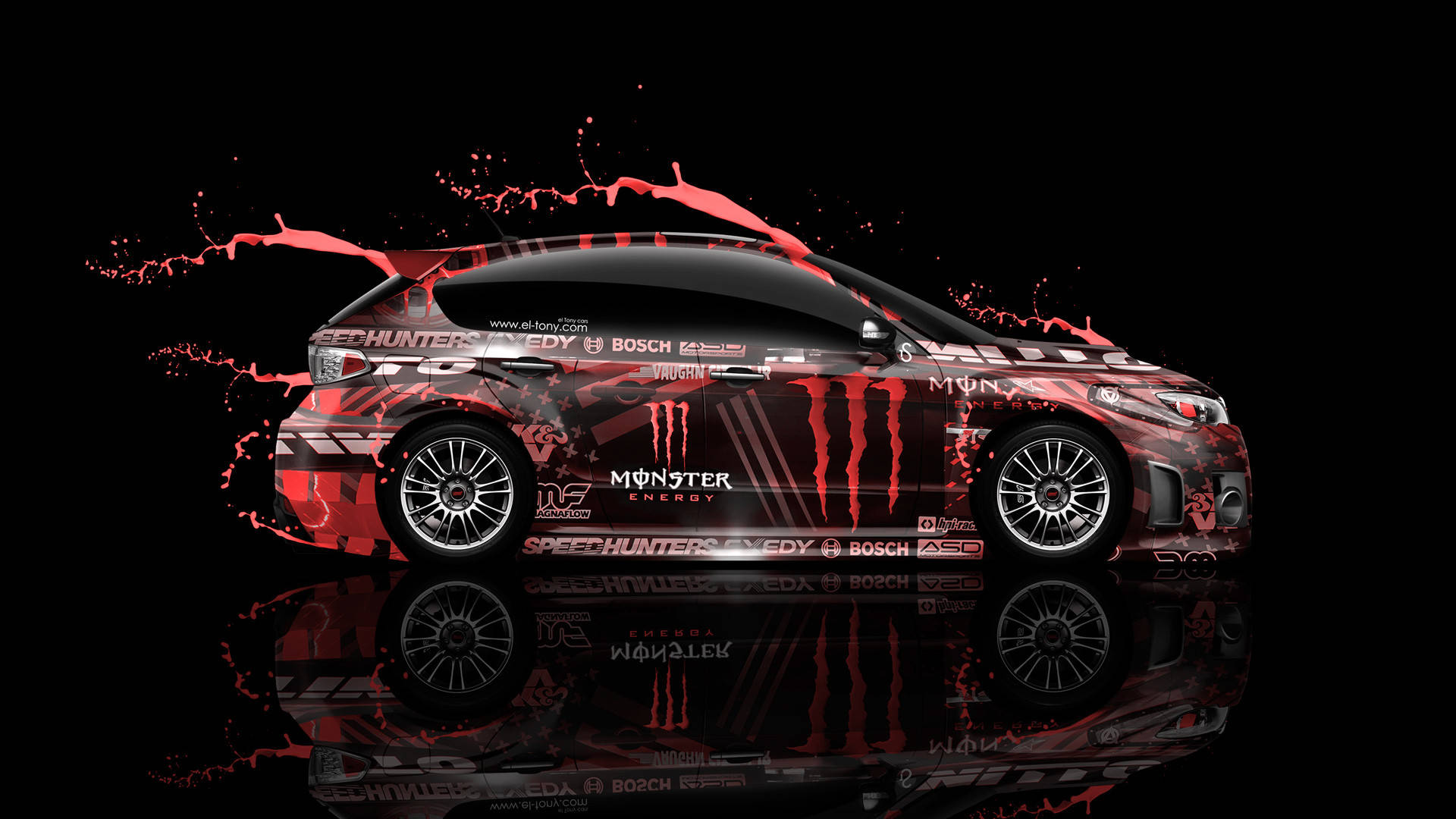 紅黑配色Monster Energy賽車 壁紙 — 一輛帶有Monster Energy品牌的紅黑賽車在深色背景上動態飛濺，表面具有反射效果。