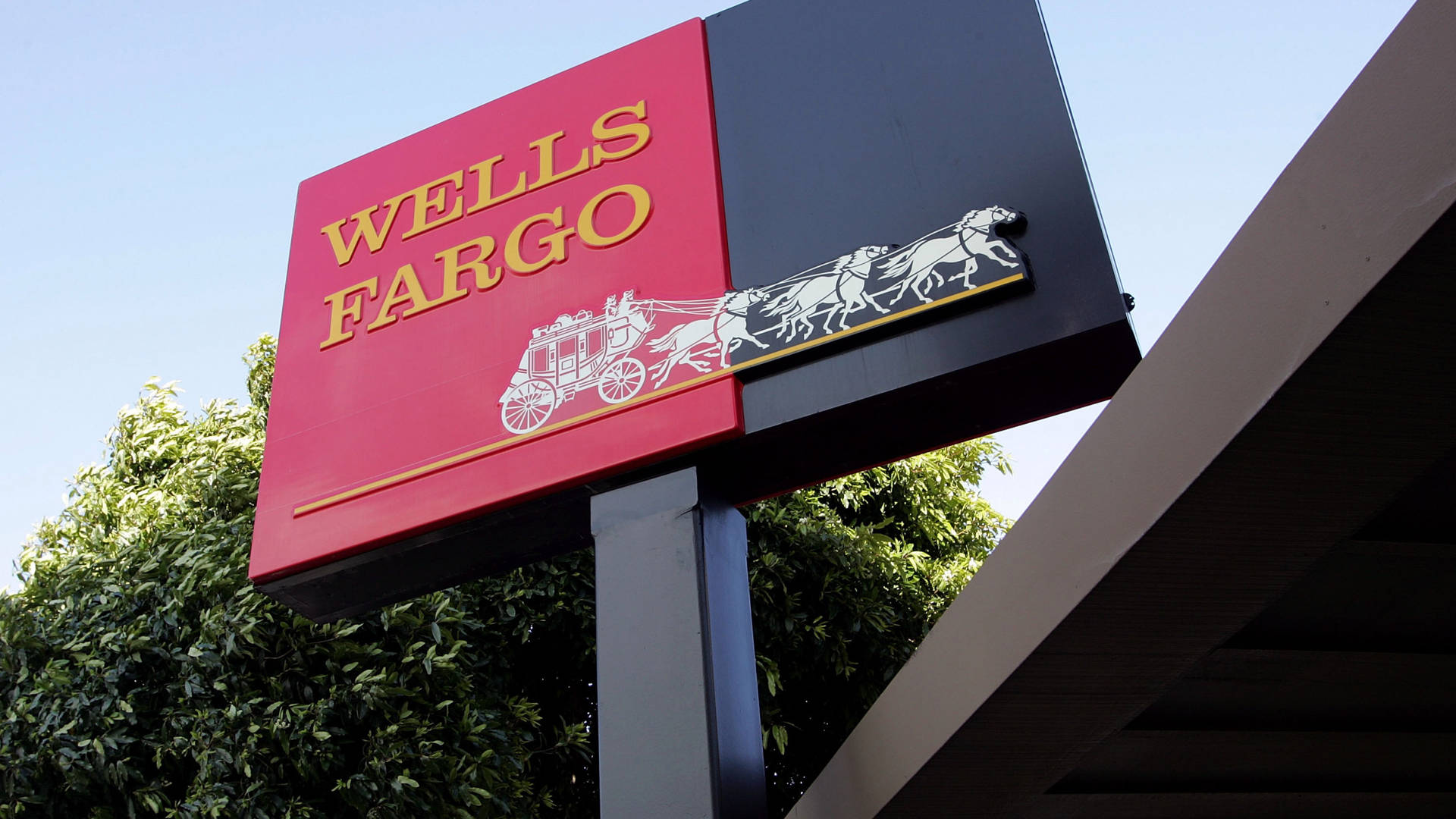 Wells Fargo 銀行標誌，帶有馬車標誌，戶外