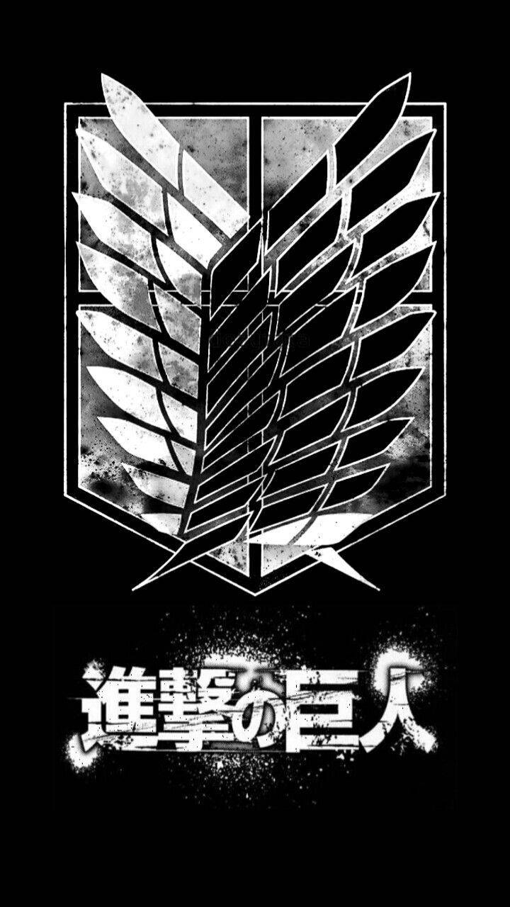 紋理《進擊的巨人》標誌 壁紙 — 一個鮮明的黑白徽章，盾牌內有風格化的有翼葉片，下方有日文字，背景為深色。
