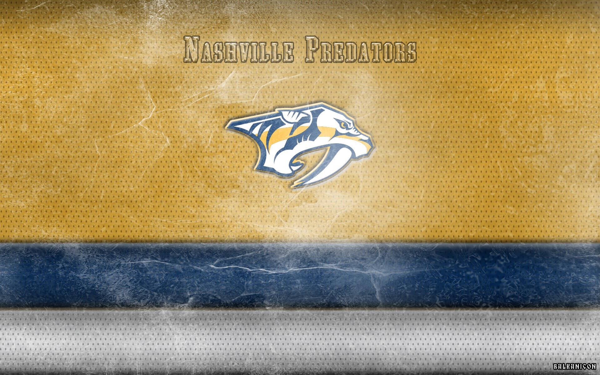 納什維爾掠奪者冰霜金屬 壁紙 — Nashville Predators 標誌居中於紋理金色、藍色和銀色冰球球衣布料背景上。