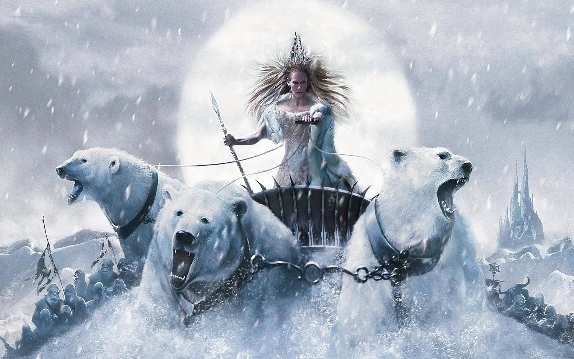 納尼亞傳奇 白女巫雪橇 壁紙 — 一位戴著皇冠的威嚴女性，駕著由三隻咆哮的北極熊拉動的戰車，在滿月下穿越雪地戰場。