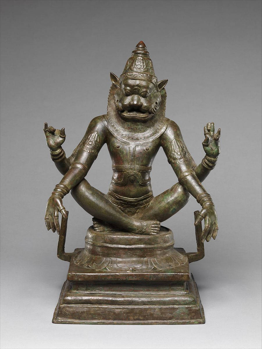 青銅坐姿獅頭多臂神像，呈冥想姿態。