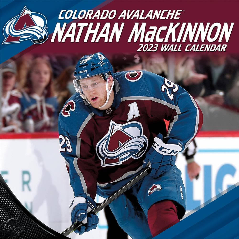 納森·麥金農2023年壁紙日曆 壁紙 — Nathan MacKinnon 身穿科羅拉多雪崩隊球衣，在激烈的比賽中手持曲棍球棒向前傾身。