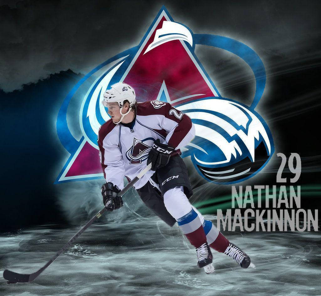 納森·麥金農滑冰與科羅拉多雪崩隊標誌 壁紙 — 冰球運動員 Nathan MacKinnon 在冰上作賽，背後閃耀著科羅拉多雪崩隊標誌。