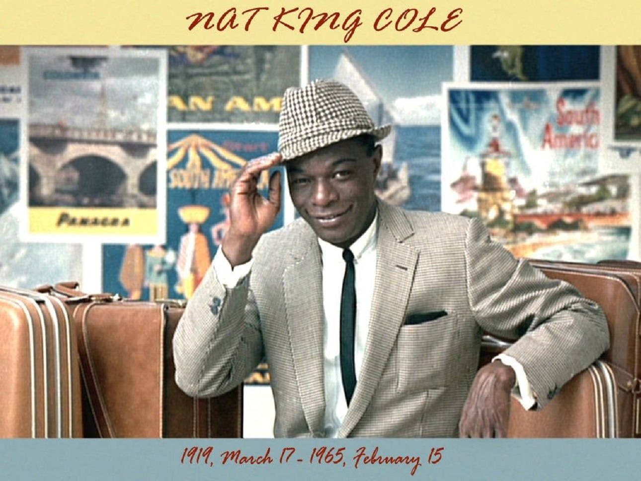納特·金·柯爾的彩色遺照 壁紙 — Nat King Cole 溫暖微笑，一邊傾斜他的格仔帽，旁邊是復古行李箱，背景是旅遊海報。