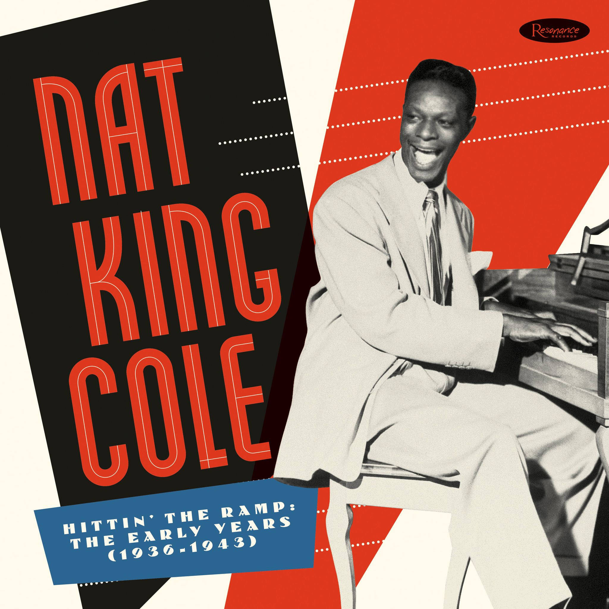納特·金·科爾數位專輯封面藝術 壁紙 — Nat King Cole 坐在鋼琴前，在鮮明的紅、黑、白幾何背景中燦爛微笑。