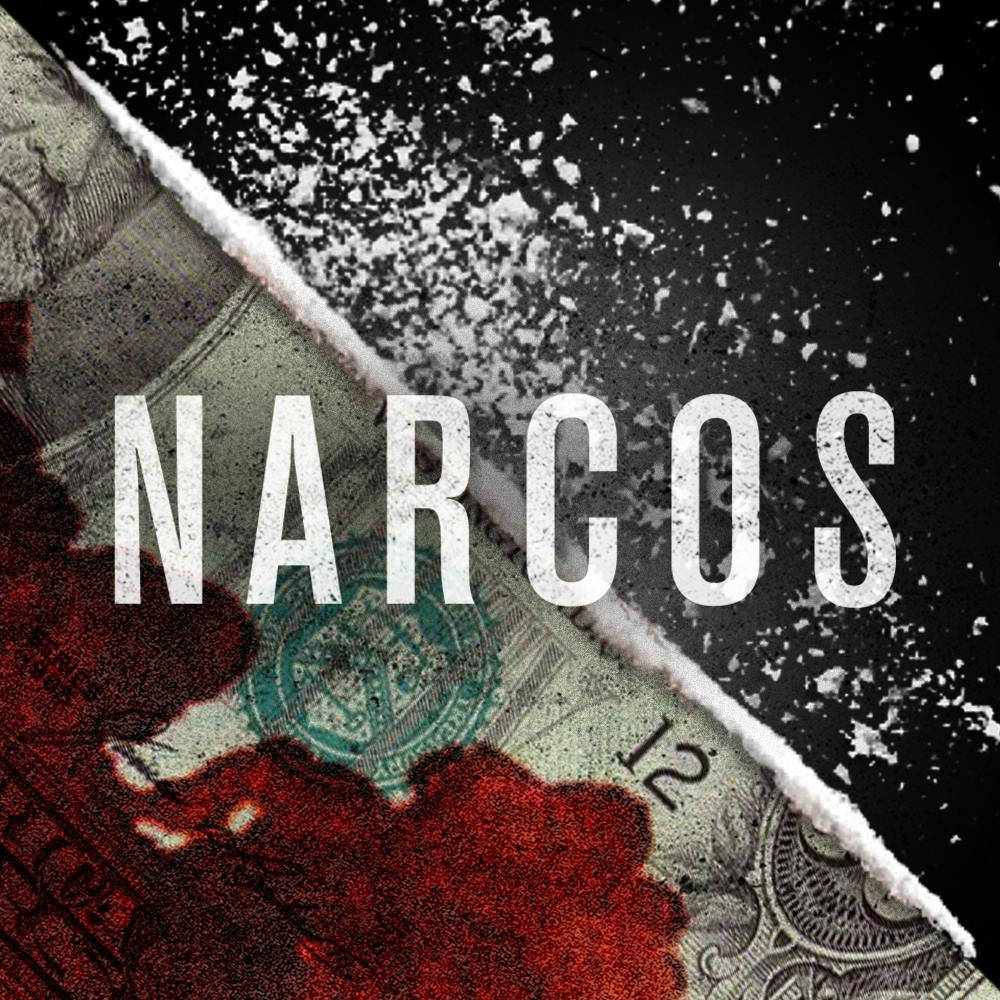 破損的一美元鈔票，帶有血跡和粉末，顯示NARCOS字樣。