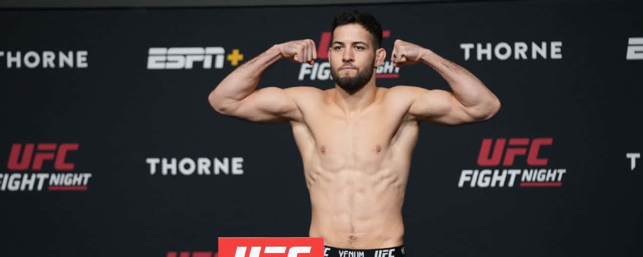 UFC拳手在稱重活動中彎曲手臂