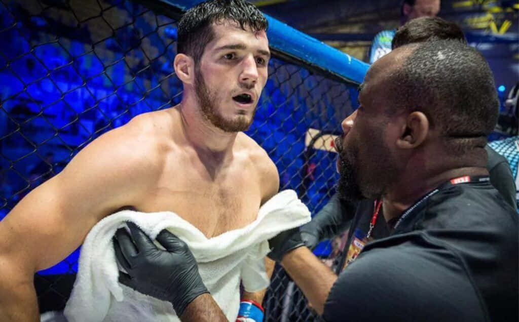 MMA拳手在八角籠內被教練用毛巾擦乾。