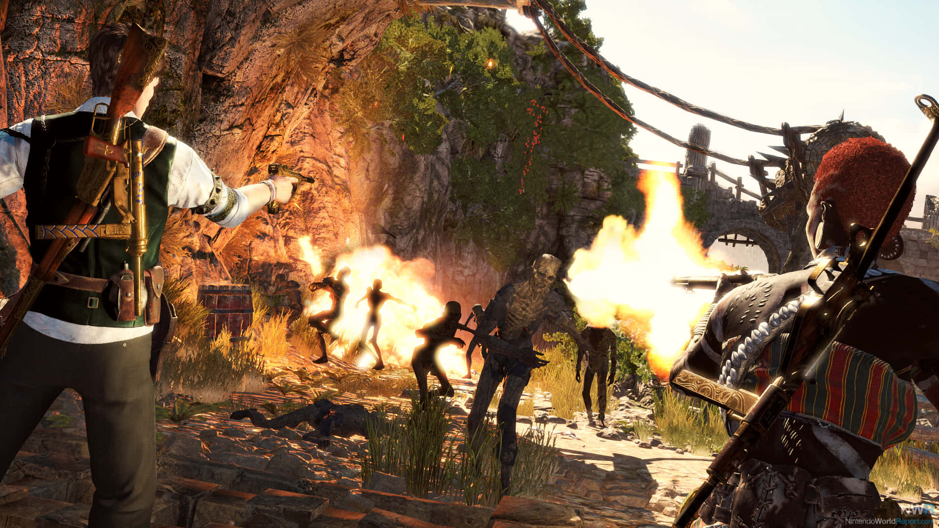 納蘭古與阿基米德教授最佳《Strange Brigade》背景 壁紙 — 兩名冒險者在岩石峽谷中向陰影人物開槍，爆炸照亮了場景。
