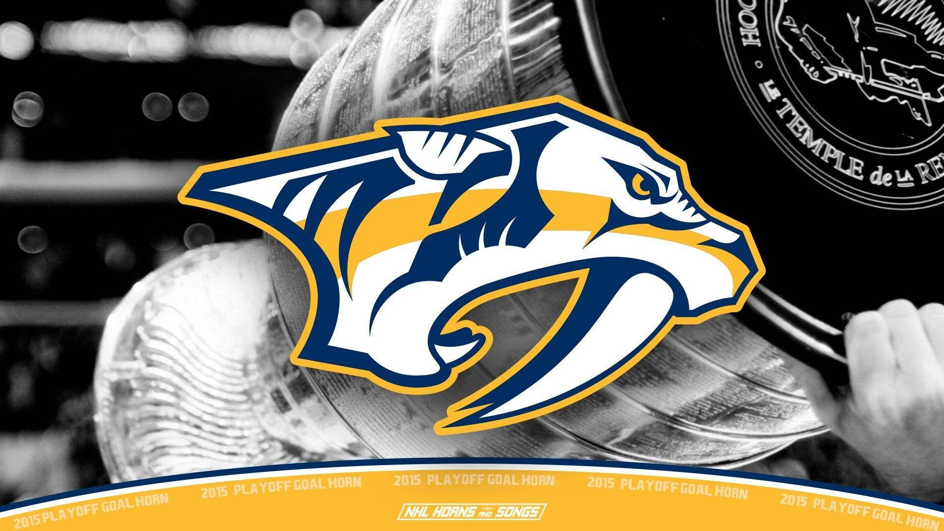納許維爾掠奪者出現在 NHL 壁紙 — 納什維爾掠奪者標誌疊加在一張黑白照片上，照片中一隻手拿著斯坦利杯，背景是模糊的競技場燈光。