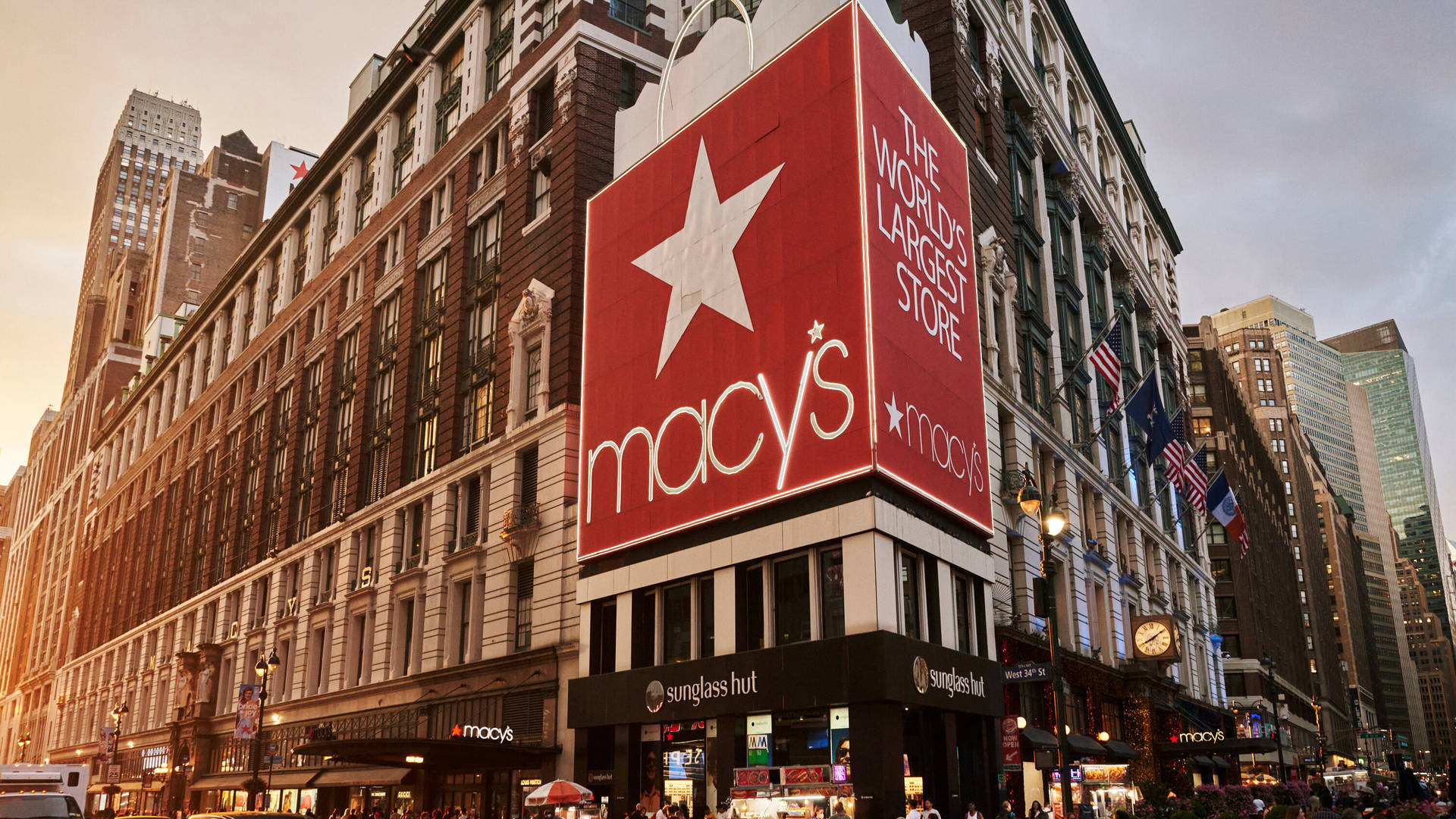 日落時分，繁忙城市中的Macy's百貨公司大樓，帶有紅色招牌和白色星星。