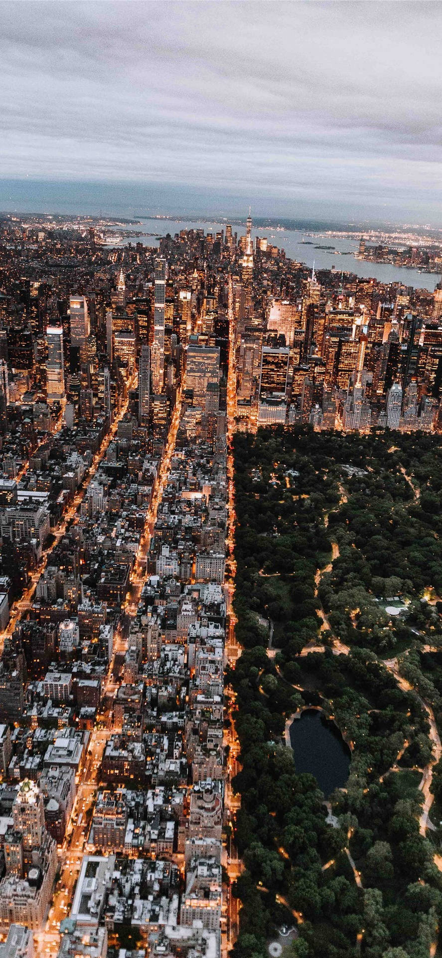 黃昏時分紐約市的鳥瞰圖，中央公園在城市燈光中閃耀。