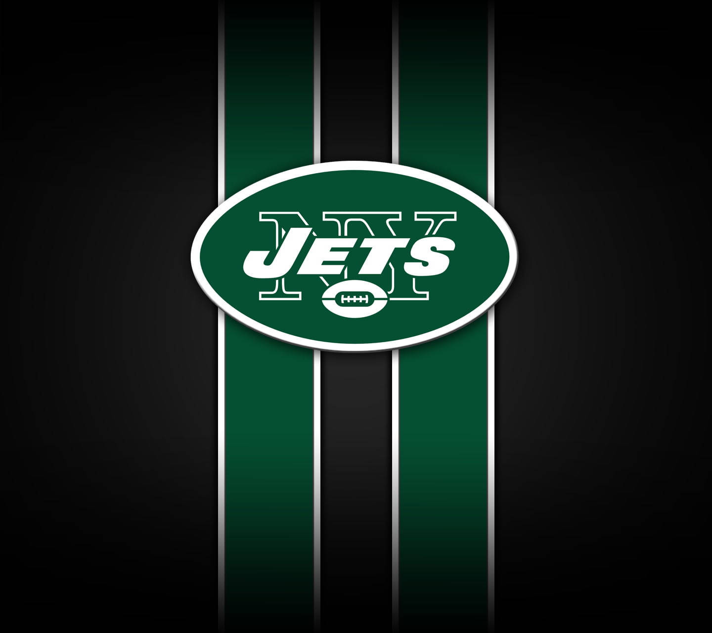 紐約噴氣機隊NFL隊徽 壁紙 — 紐約噴射機隊標誌置於深色背景中央，帶有垂直綠色和白色條紋。