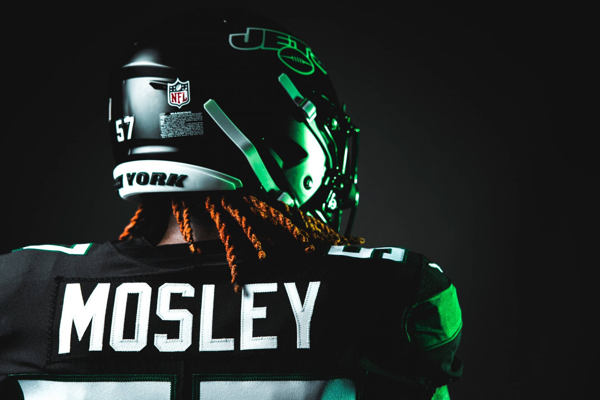 身穿黑綠相間制服的美式足球員 Mosley 從背後觀看。