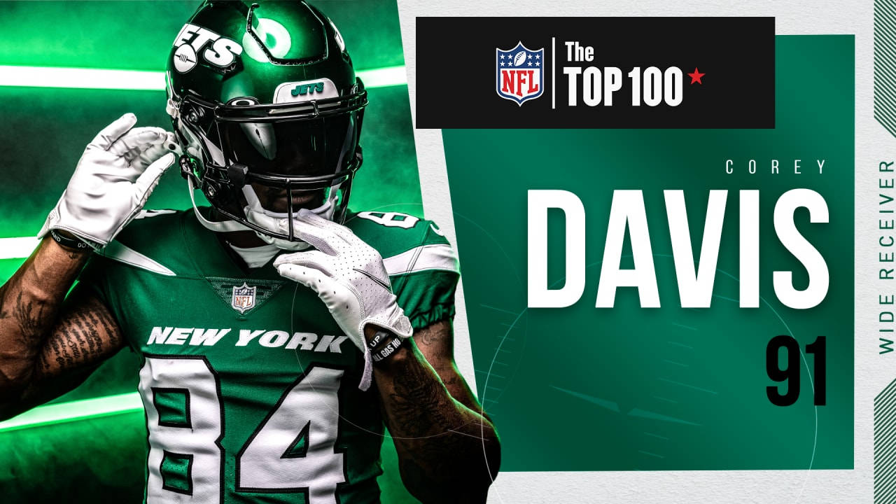 NFL Top 100 排名外接手 Corey Davis 身穿綠色制服調整頭盔。