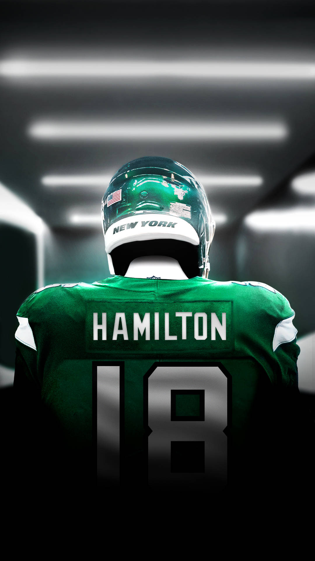 足球員Hamilton 18號穿綠色球衣站在隧道