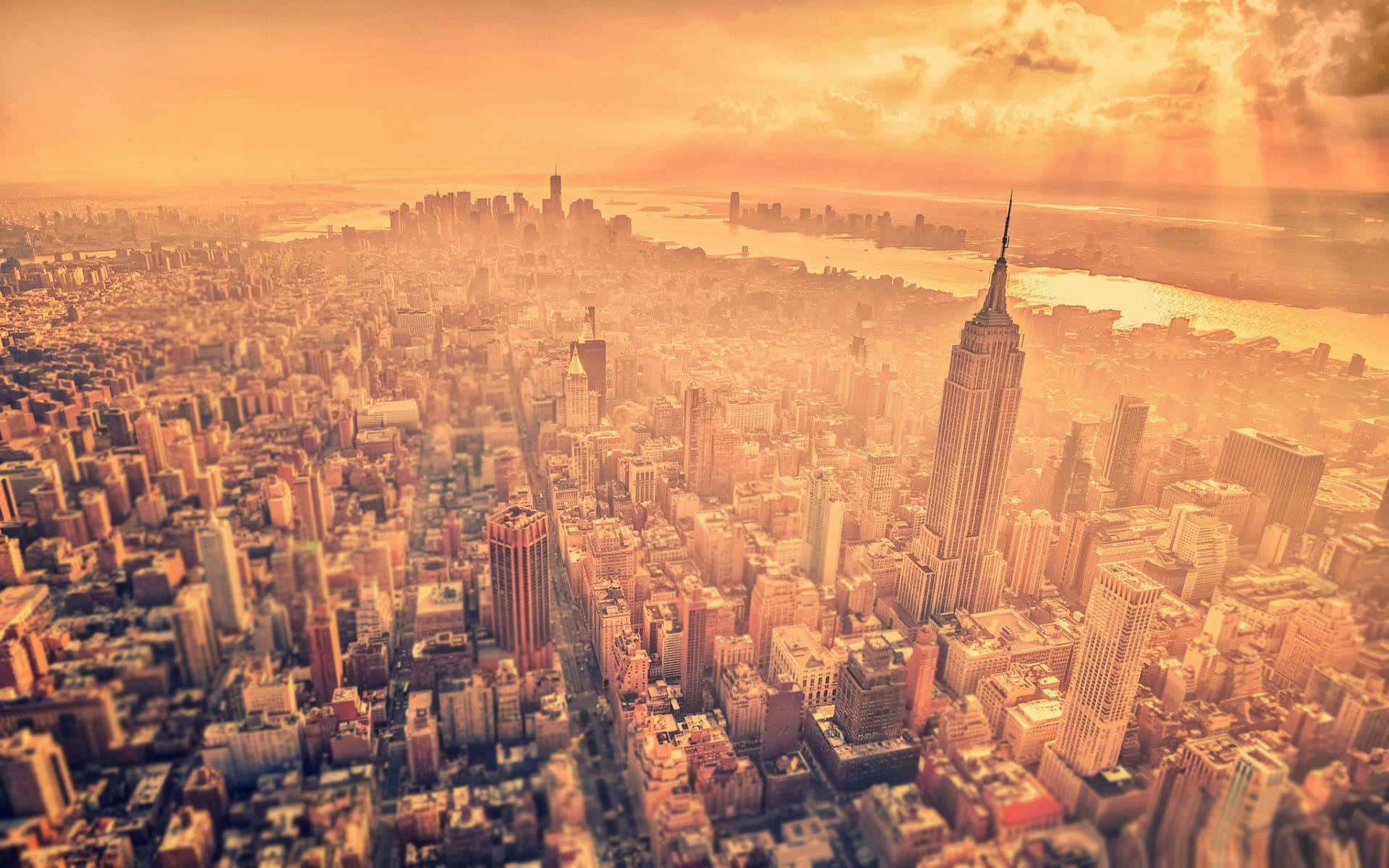 金色日落映照紐約市天際線，帝國大廈格外突出。