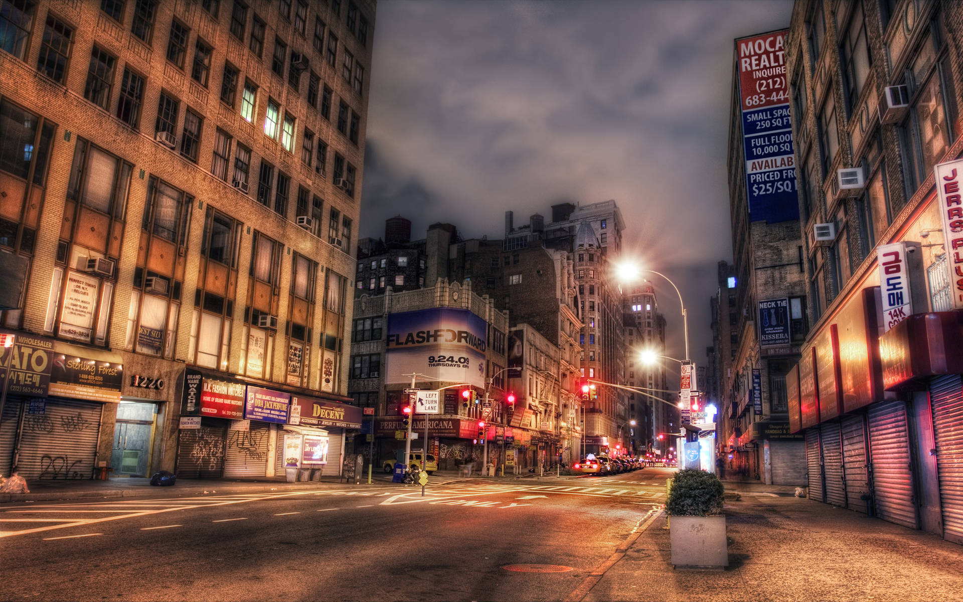 夜晚繁忙的城市街道，霓虹燈閃爍，高樓林立。