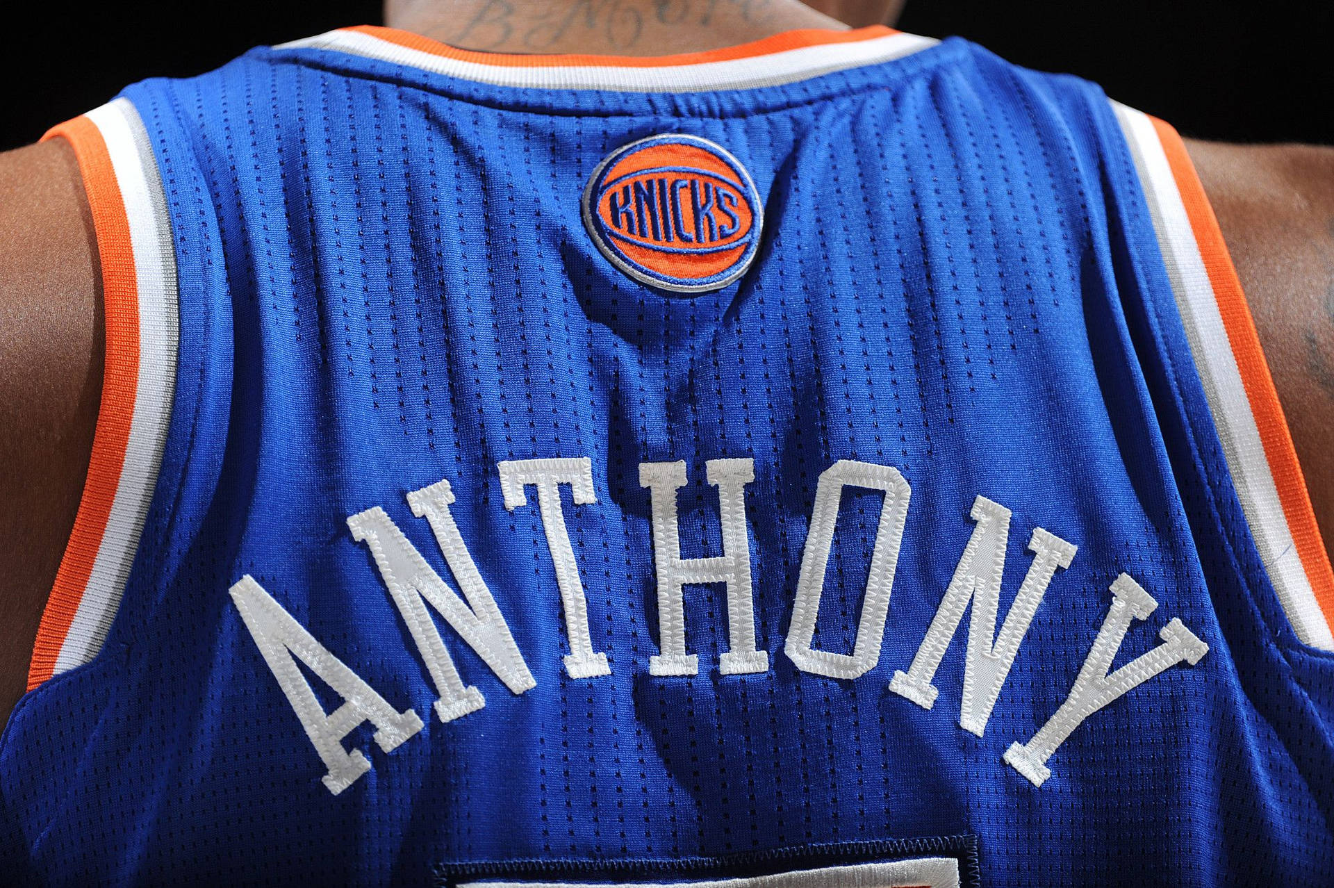 背面印有Anthony名字的藍色紐約人籃球球衣。