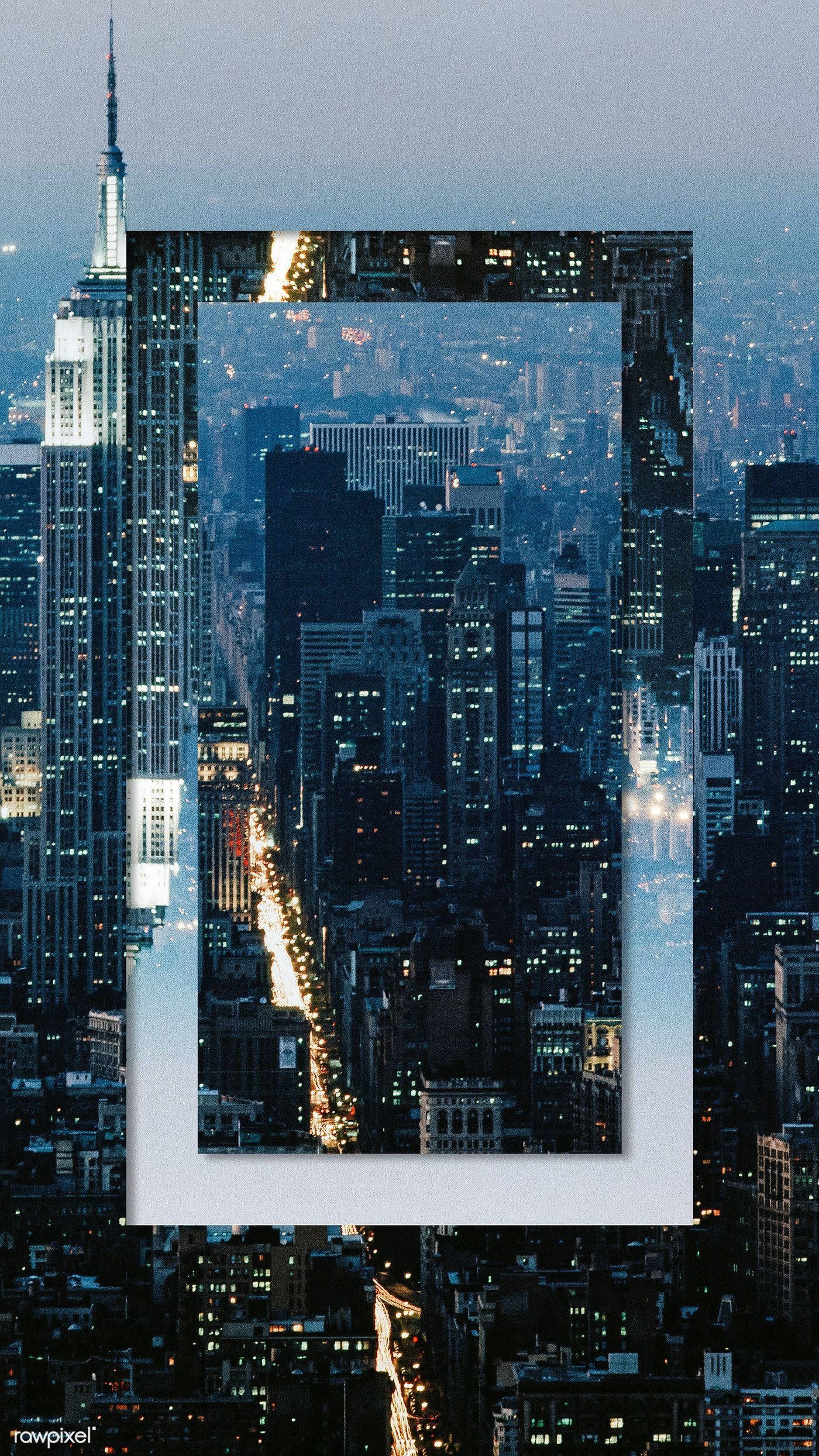 紐約市 iPhone X 框架 壁紙 — 一個帶框的紐約夜景，閃爍的摩天大樓和一條被路燈照亮的中央大道。