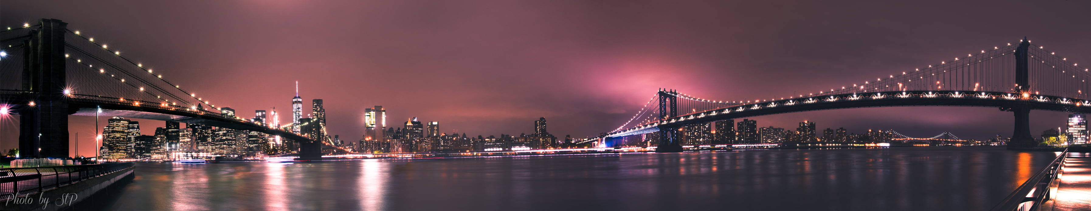 new york 4K 桌布 壁紙 — 紐約市全景夜景，紫色天空下，燈火通明的橋樑和摩天大樓倒映在水面上。