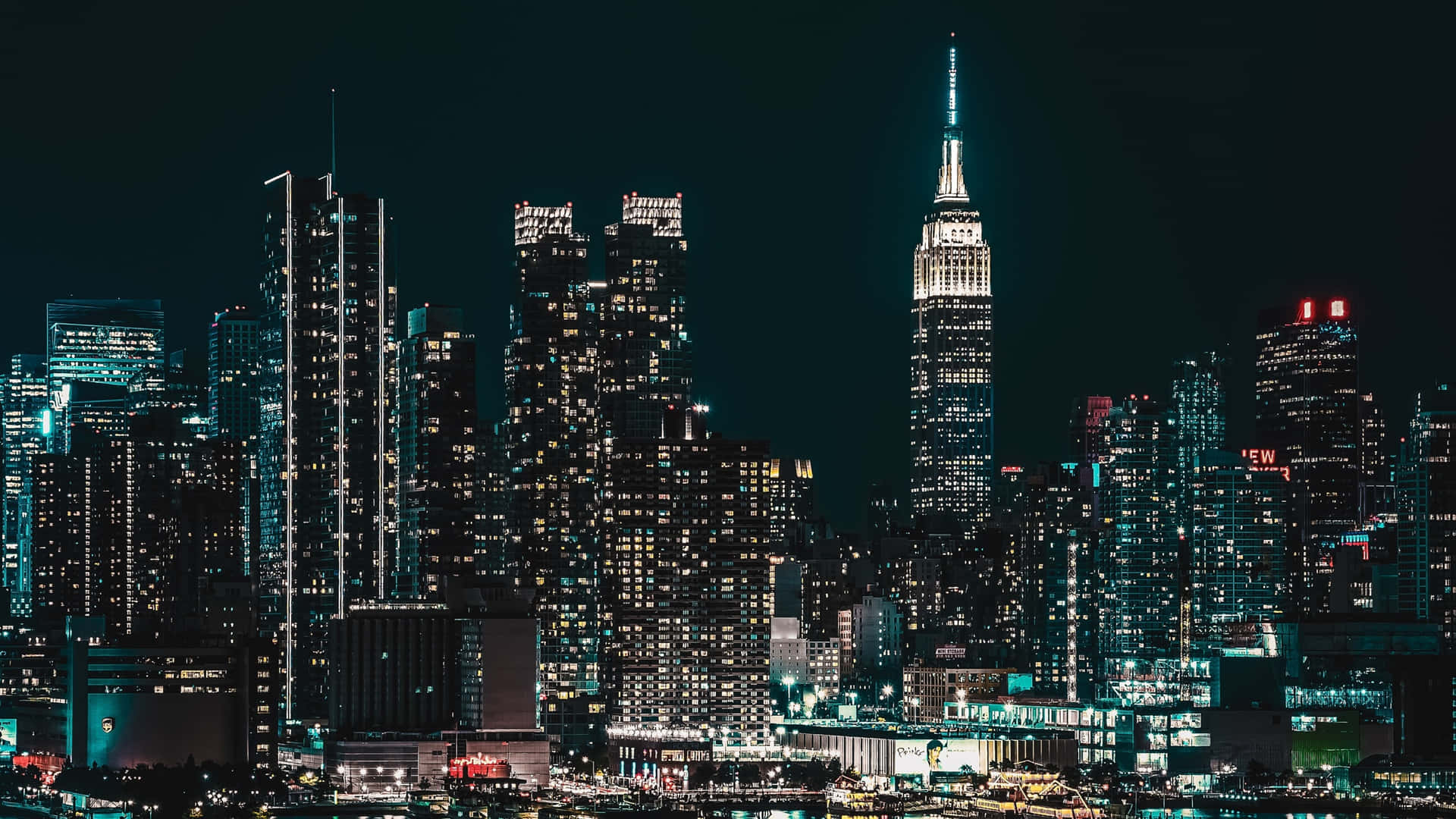 紐約市天際線的夜景，摩天大樓燈火通明。