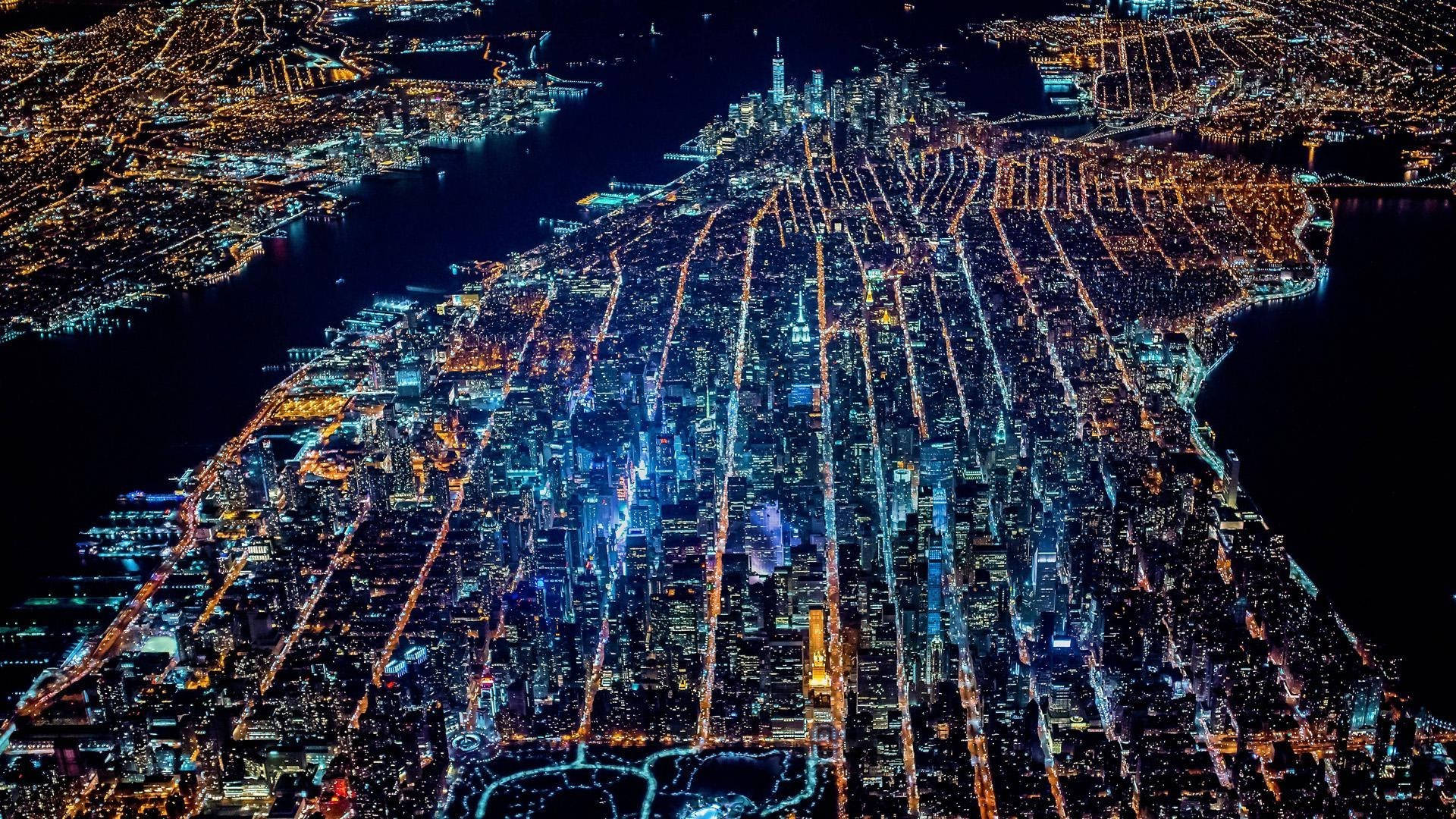 俯瞰夜景，密集的城市街道和建築物發光。