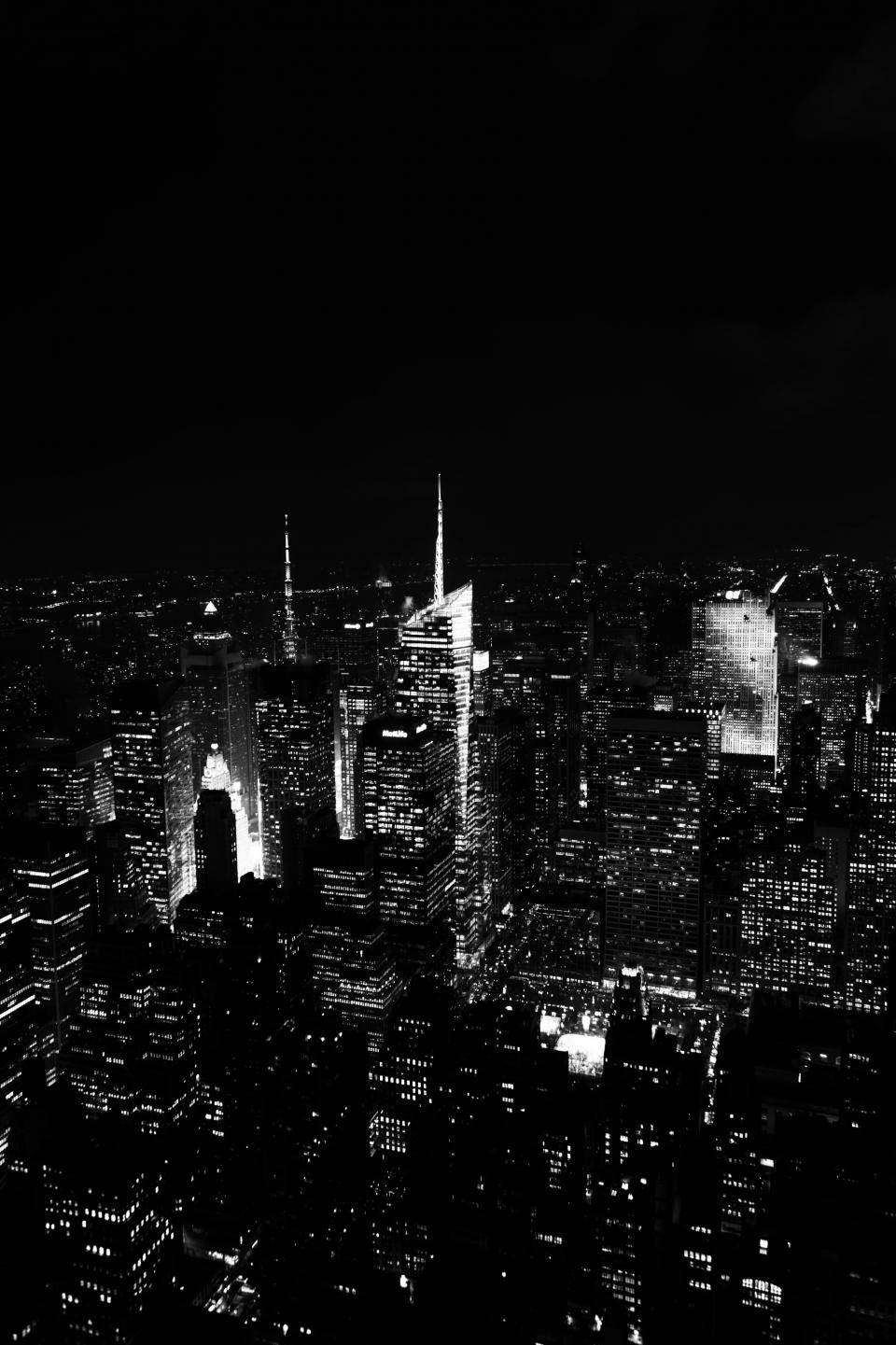 黑白夜景城市景觀，摩天大樓在黑暗天空下被照亮。