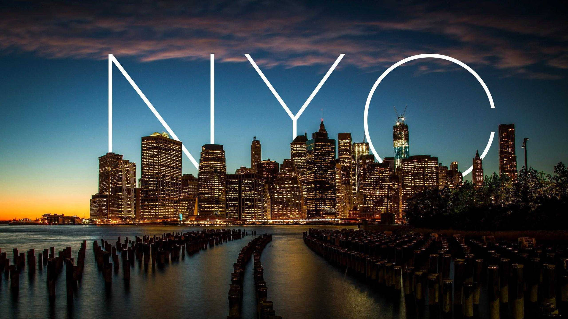 黃昏時分的紐約市天際線，發光的NYC字母疊加在水面上。
