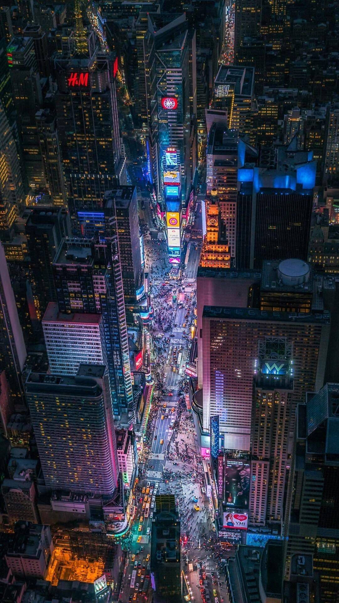 夜晚的時代廣場，發光的廣告牌和繁華的街道。