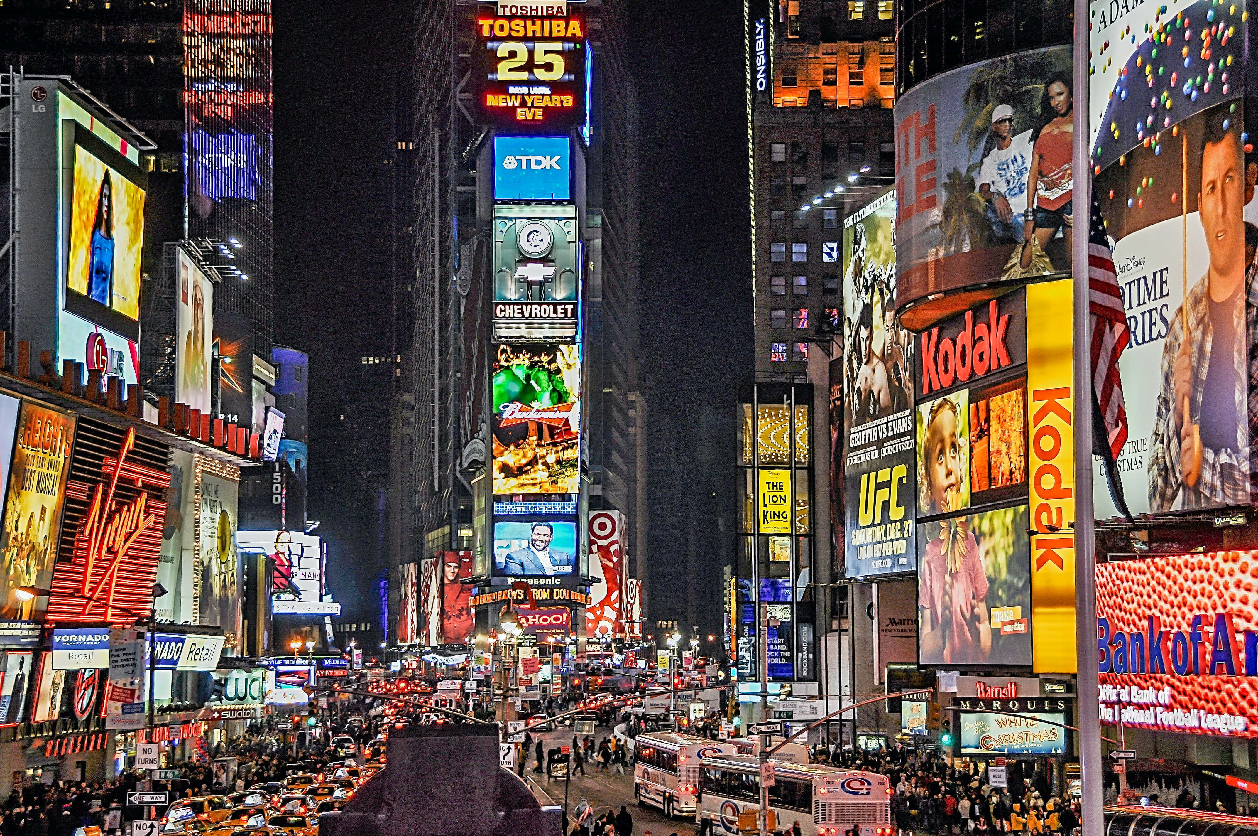 Nyc 桌布 壁紙 — 紐約市時代廣場的耀眼夜景，高聳的廣告牌照亮了擁擠的街道。