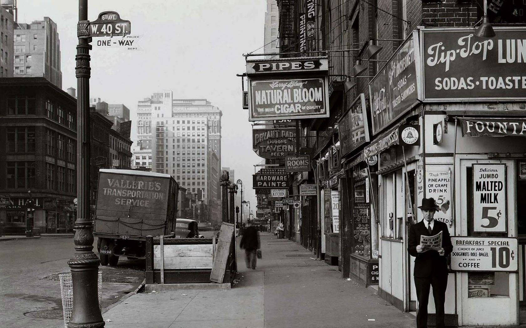 穿西裝的男子在1940年代繁忙的紐約市街道上，在復古商店櫥窗旁看報紙。
