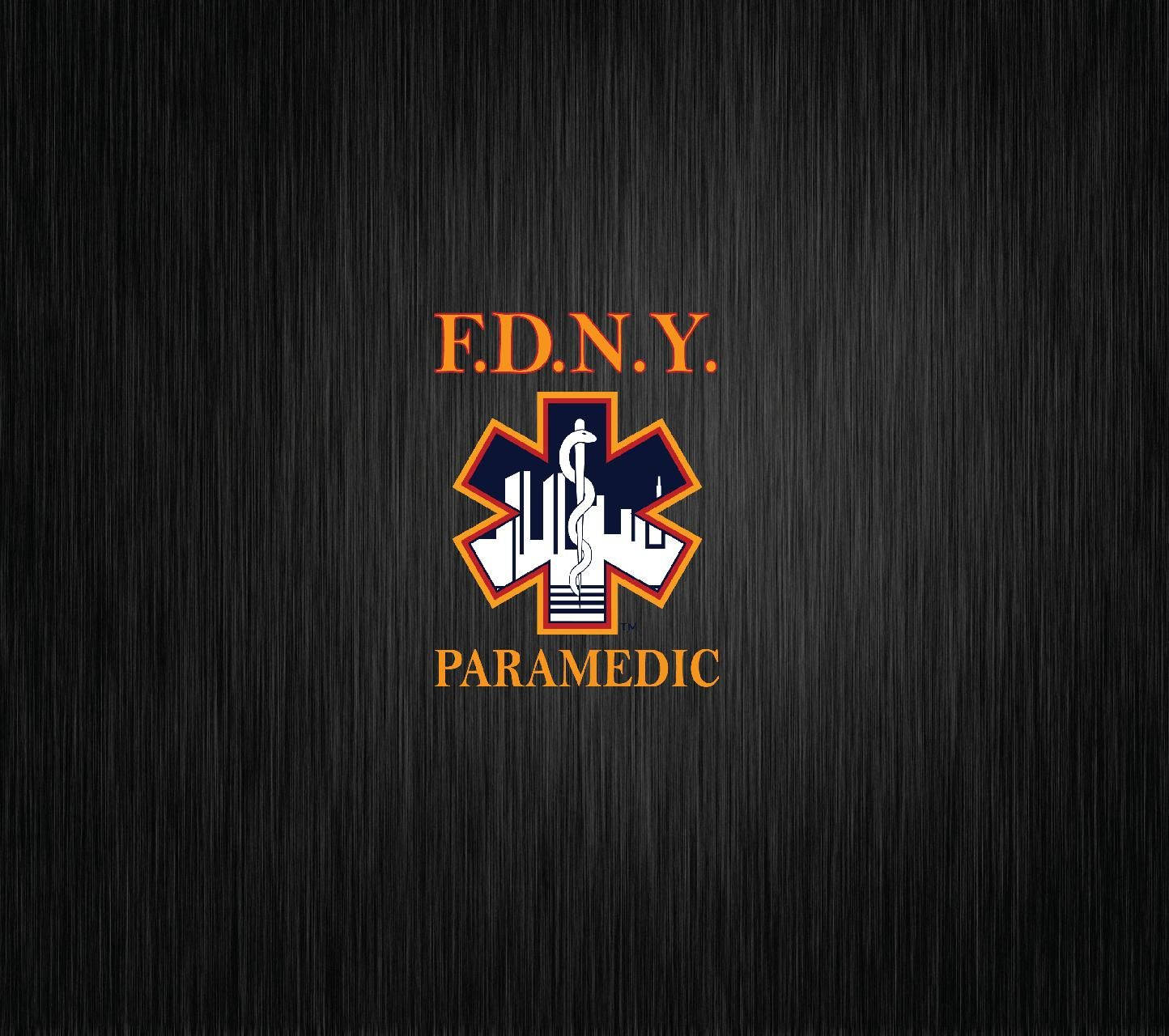 拉絲金屬背景上的 F.D.N.Y. 救護員標誌。