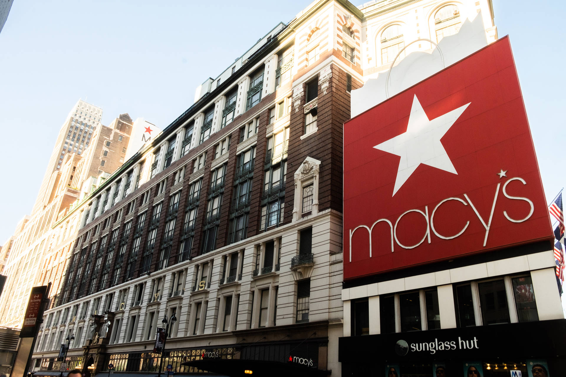 城市中帶有紅色星星標誌的 Macy's 百貨公司大樓