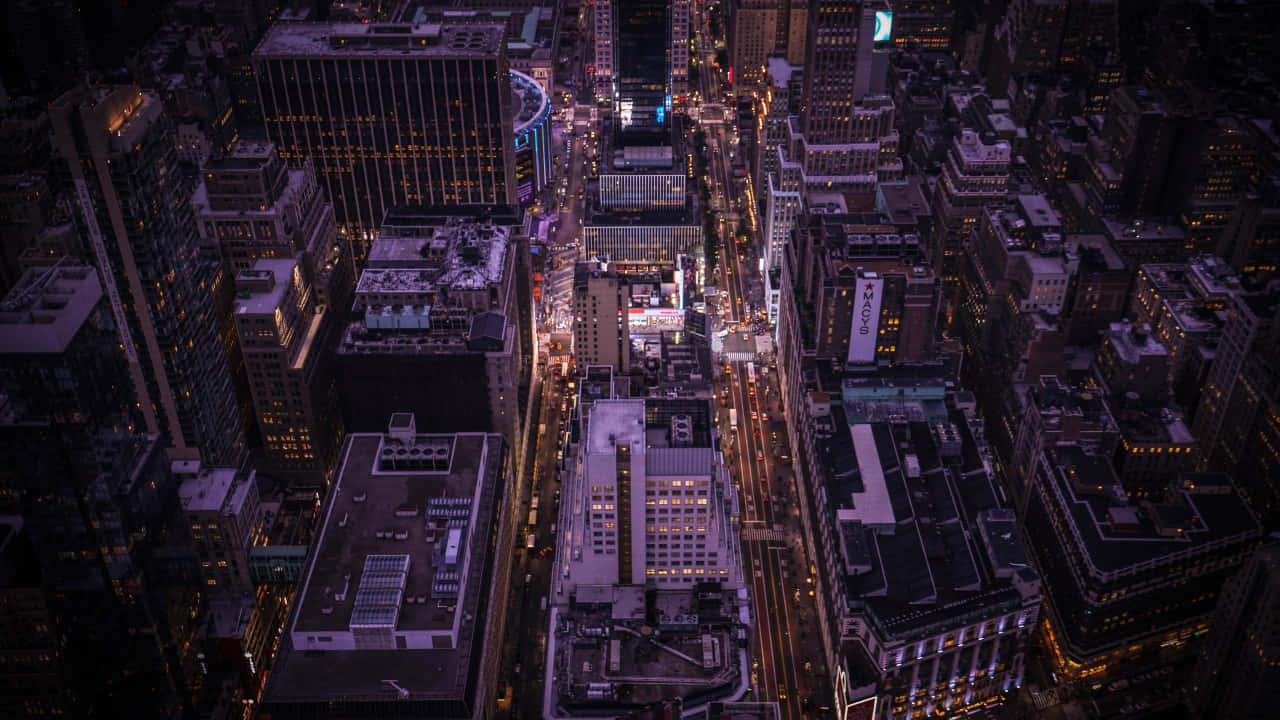 紐約市的絕美夜景 壁紙 — 繁華城市夜景鳥瞰圖，閃爍的路燈和燈火通明的摩天大樓。